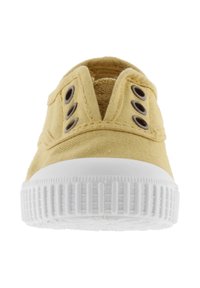 Sneaker giallo in tela con suola in gomma bianca. Presenta occhielli e una parte superiore testurizzata. Il design a scarpa bassa enfatizza uno stile informale.