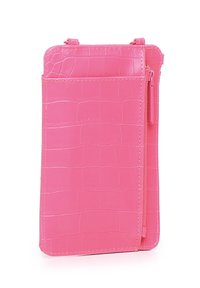 Custodia per telefono in tessuto di coccodrillo rosa, con chiusura a zip e tasca frontale. Finitura liscia, design slim e manico superiore per il trasporto.