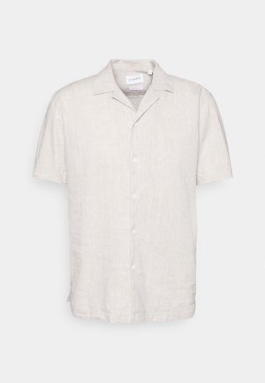 Kortärmad linneskjorta i ljusbeige, med en avslappnad krage och knappstängning. Tyget har en strukturerad, ventilerande kvalitet.