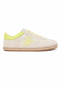 Baskets beige à profil bas avec des accents jaunes, texture tissée, devant à lacets, logo "FH" brodé, et semelle en jute cousue.