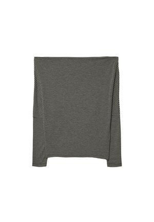 Haut à rayures noir et blanc à manches longues, fabriqué en tissu doux, avec un décolleté bateau et des fentes sur les côtés pour faciliter le mouvement.