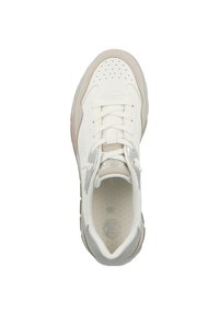 Weiße Ledersneaker mit grauen Wildlederakzenten und einer strukturierten Sohle. Verfügt über Perforationen an der Spitze und einen gepolsterten Kragen für zusätzlichen Komfort.