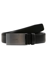 Cinturón de cuero negro con una hebilla metálica rectangular que presenta un acabado cepillado y un logo embosado. Textura suave y diseño elegante.