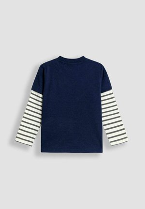 Cămașă din bumbac bleumarin, cu mâneci lungi cu dungi albe și bleumarin și decolteu rotund. Textură netedă, design simplu, fără branding vizibil.