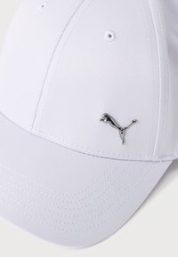 Λευκό καπέλο μπέιζμπολ με ραμμένα πάνελ και λογότυπο ασημί πίμα στην μπροστινή δεξιά πλευρά πάνω από τη γείσο.