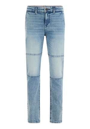 Jean en denim bleu clair avec coutures horizontales délavées au-dessus des genoux et au niveau des mollets, fermeture à boutons et design classique à cinq poches.