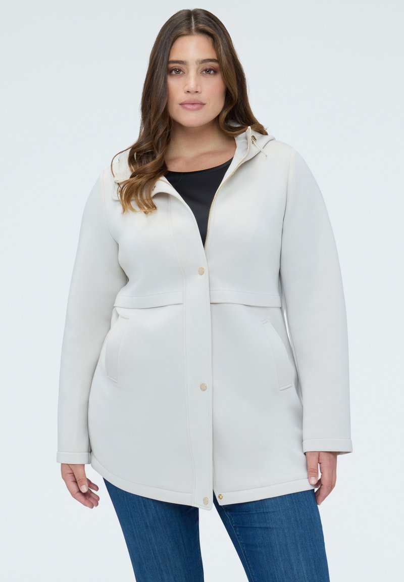 Hellbeiger, wasserdichter Mantel mit Kapuze, Fronttaschen und goldfarbenen Hardware-Akzenten; glatte Textur, leicht tailliertes Design, knielang.