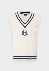 Ermeløs hvit strikket vest med ribbestruktur, V-hals, marineblå stripete kant og brodert logo med laurbærdetaljer.