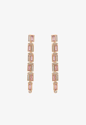Rosa rechteckige Steine und klare Strasssteine sind in roségoldenen Metall gefasst und bilden lange, hängende Ohrringe mit mehrstufigem Design und kleinen Akzenten.
