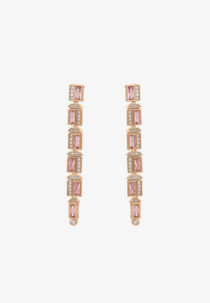Růžové obdélníkové kameny a jasné rhinestony zasazené v růžově zlatém kovu tvoří dlouhé visící náušnice s vícestupňovým designem a malými akcenty.