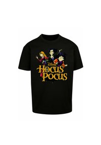 Tricou negru din bumbac cu vrăjitoare cartoon din "Hocus Pocus", având costume colorate vibrante și textul titlului în galben bold.