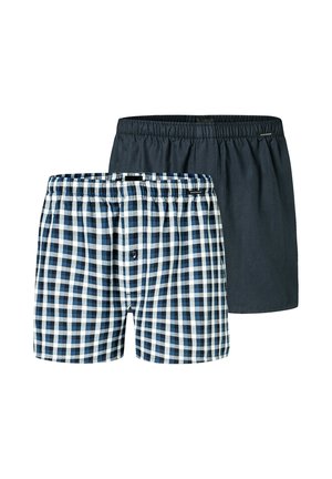 Kockás boxeralsó szett, amely navy és fehér színű, valamint egy egyszínű navy verziót tartalmaz. Rugalmas derékpánt gombos részlet a kockás párnál.