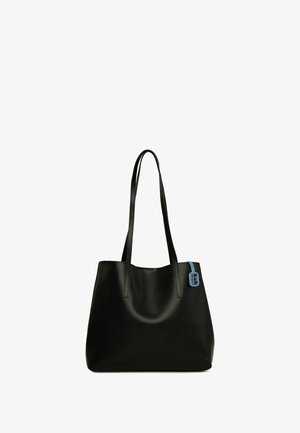 Čierna kožená taška cez rameno s dlhými rúčkami, hladkým povrchom, otvoreným vrchom a pripevnenou modrou akcentovou značkou. Má minimalistický dizajn.