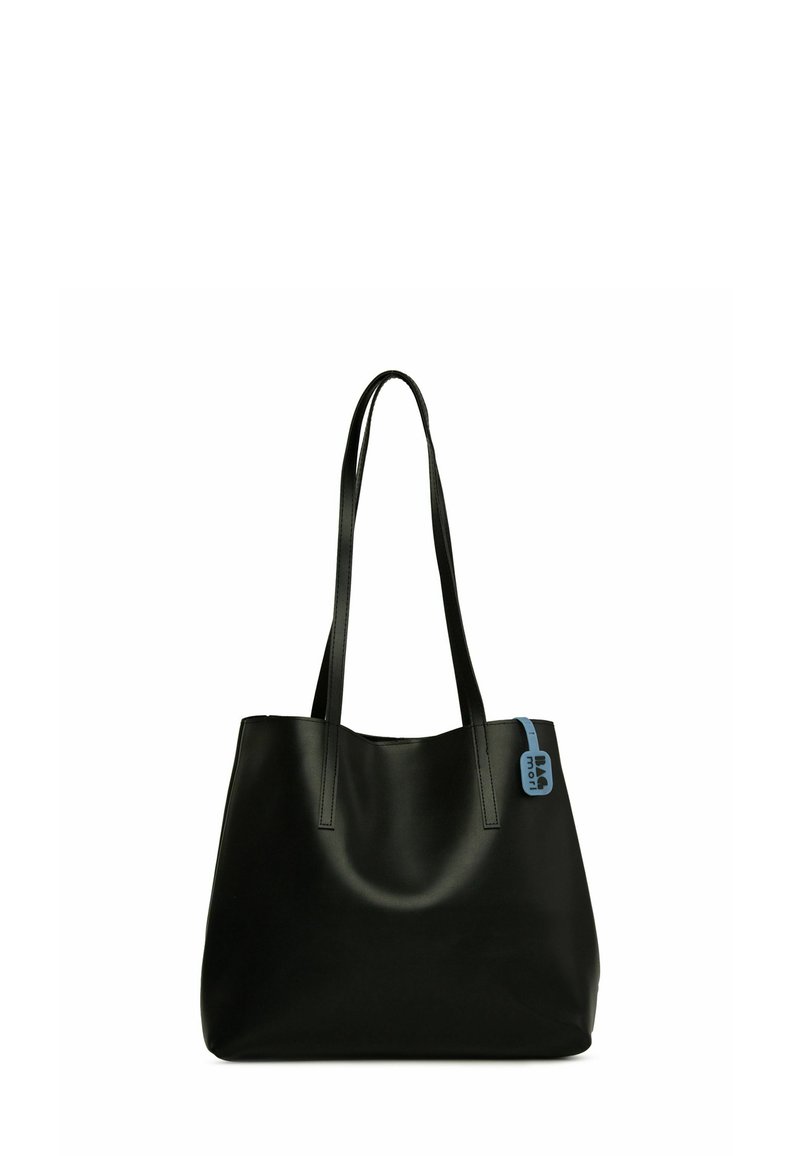Melna ādas tote soma ar garām rokturiem, gludu tekstūru, atvērtu augšpusi un pievienotu zilu akcenta tagu. Iezīmē minimālistu dizainu.