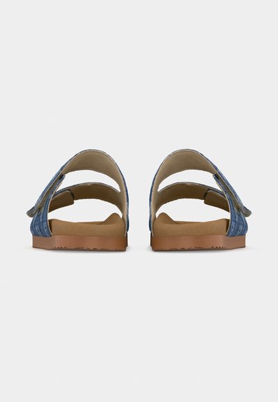 Paire de sandales en tissu bleu avec deux brides réglables et semelles rembourrées marron, vues de dos sur fond blanc.