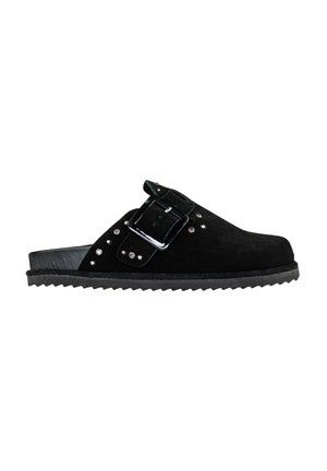 Infradito in suede nero con una fascia larga, fibbia in argento e dettagli con borchie, suola in gomma testurizzata con motivo a zigzag.