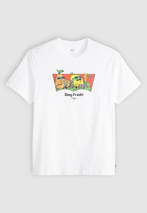 Balta kokvilnas T-krekls ar grafisku printu, uz kura attēloti divi multfilmu varoņi ar saulesbrillēm, uzraksts "Paliec svaigs!" un spilgti akcenti zaļā un oranžā krāsā.