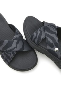 Zwarte en grijze sandalen met een patroon en kruisbandjes, gemaakt van zacht stof en rubber. Voorzien van een getextureerde inlegzool en zilveren hardware-accenten.