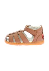 Sandal in pelle marrone con design aperto, caratterizzato da molteplici cinturini e chiusura Velcro. Suola testurizzata per grip e supporto.