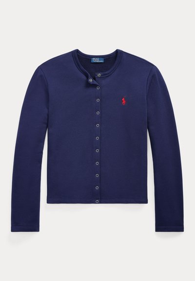 Cardigan albastru închis cu mâneci lungi, cu capse în față și un mic logo roșu brodat pe pieptul stâng.
