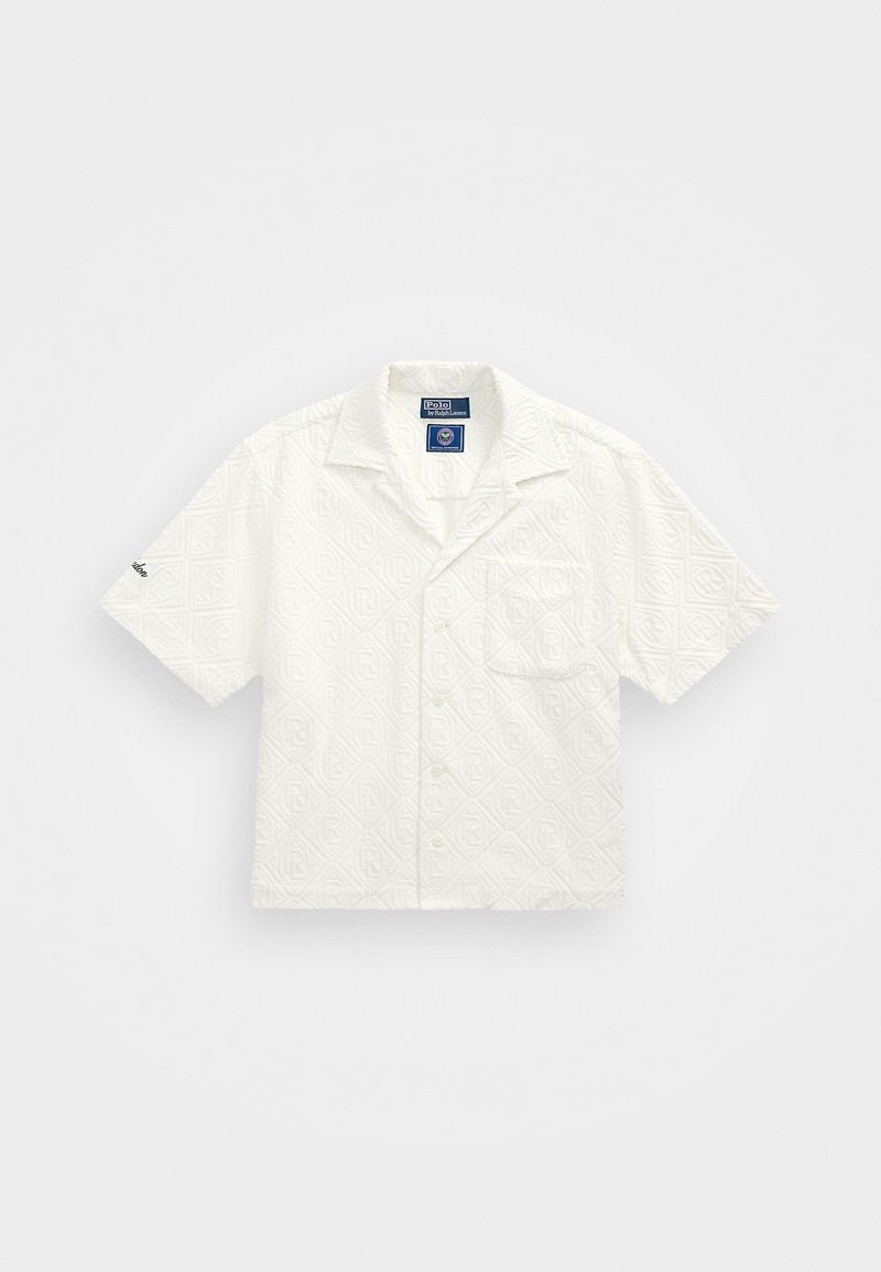 Hvit kortermet skjorte med et teksturert geometrisk mønster, en brystlomme og knapping foran, laget av lett materiale.