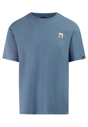 Blaues T-Shirt mit kurzen Ärmeln und Rundhalsausschnitt, mit einem kleinen rechteckigen Logo-Patch auf der linken Brust und einem Markenetikett am linken Ärmelbund.