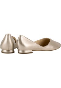 Chaussures plates couleur or métallisé avec un bout pointu et un petit talon carré, présentant un extérieur en cuir lisse et un minimum de coutures.