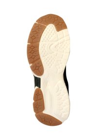 Suela de zapatilla que presenta un diseño de goma negra con una entresuela blanca estriada y un patrón de agarre texturizado en color marrón, que garantiza tracción y estabilidad.