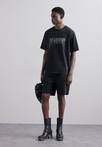 Han Kjøbenhavn FADED LOGO BOXY TEE - T-shirts med print - black