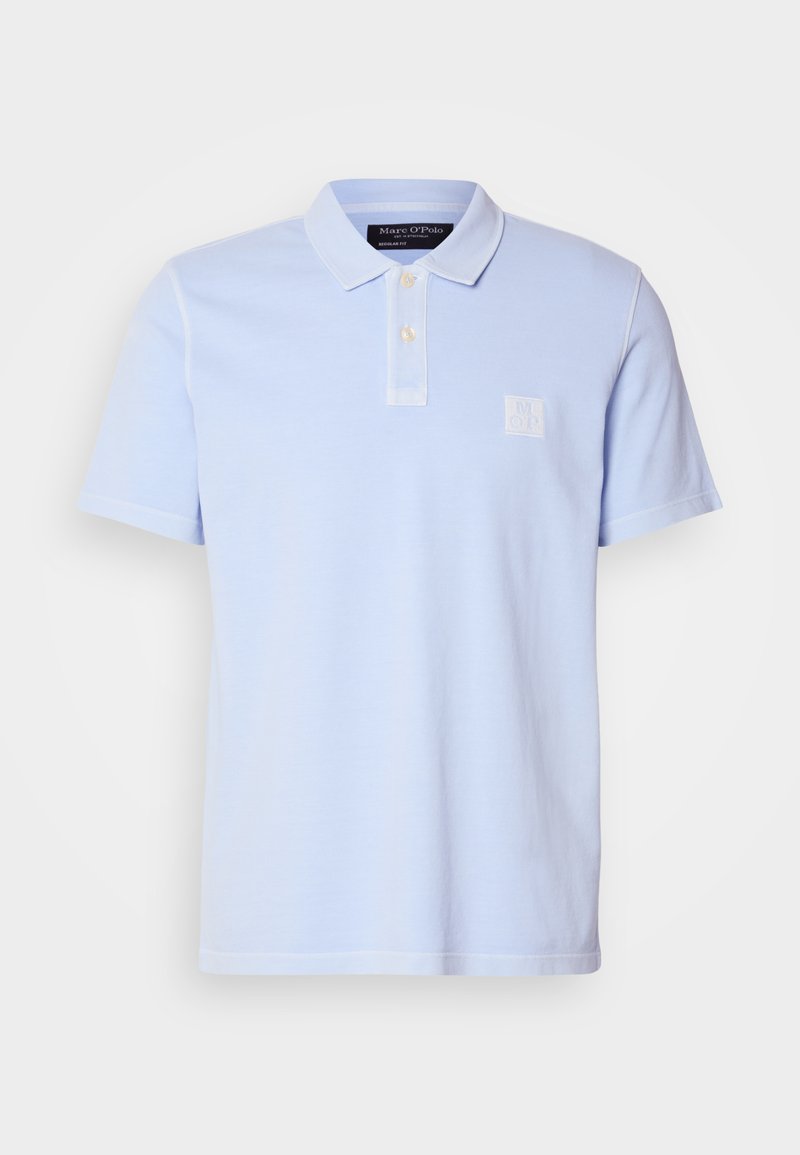 Himmelblaues Poloshirt mit kurzen Ärmeln aus Baumwolle, ausgestattet mit einem klassischen Kragen, einer Dreiknopf-Leiste und einem gestickten Logo auf der Brust.