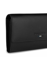 Portafoglio in pelle nera con una texture liscia, caratterizzato da una chiusura a pattina e logo impresso. I colori accentuati includono strisce blu e bianche.