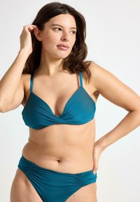Tyrkysový bikiny set s podprsenkou s twistem a tenkými ramínky, vysokými kalhotkami s detailní řasením. Hladký povrch a elastický materiál.