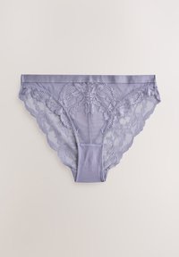Culotte bikini en dentelle violette claire pour femmes avec motifs floraux et bords festonnés sur un fond neutre.
