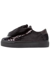 Schwarzer Sneaker mit einem Pailletten-Obermaterial, ausgestattet mit einem Fellakzent, flachen Schnürsenkeln und einer strukturierten schwarzen Gummisohle. Markenlogo an der Seite.