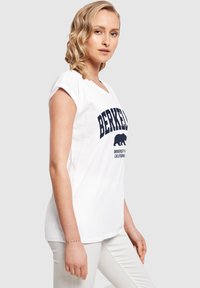 Merchcode BERKELEY UNIVERSITY-BEAR  - T-shirts med print - white