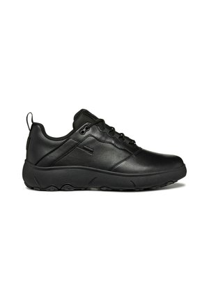 Zapatillas deportivas negras de cuero con un acabado texturizado, diseño con cordones y una suela de goma gruesa con un patrón de agarre.