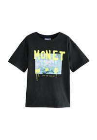 Schwarzes Baumwoll-T-Shirt mit einem grafischen Druck von Monets Kunstwerk, mit "MONET" in leuchtend gelbem Text über dem Bild, das mit "Öl auf Leinwand" beschriftet ist.
