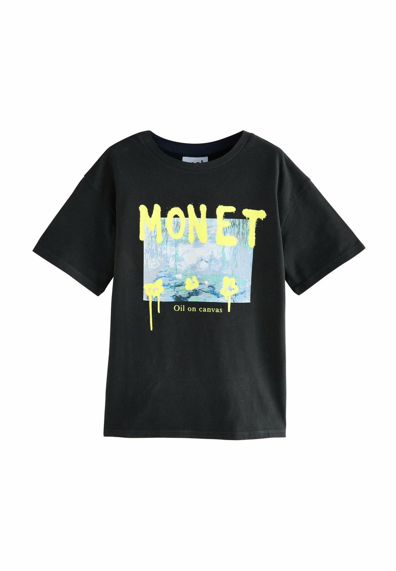 Schwarzes Baumwoll-T-Shirt mit einem grafischen Druck von Monets Kunstwerk, mit "MONET" in leuchtend gelbem Text über dem Bild, das mit "Öl auf Leinwand" beschriftet ist.