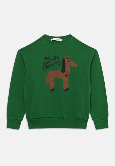 Felpa verde con scollo girocollo con illustrazione di un cavallo marrone, criniera nera, dettaglio a forma di cuore e testo "The Animals Observatory" sopra il disegno.