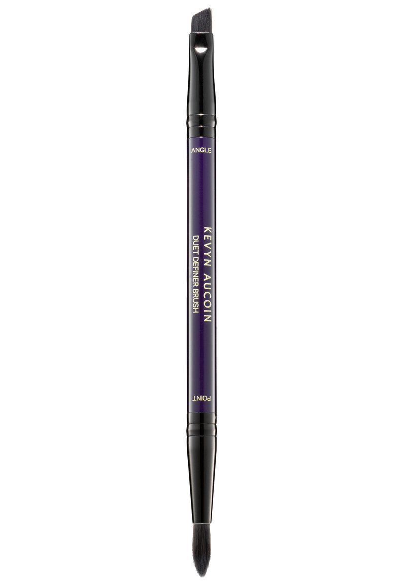 Zweiseitiger Makeup-Pinsel mit einer schwarzen, spitzen Borstenfarbe und einem schrägen Pinselkopf, der einen lila Griff mit goldener Schrift aufweist.