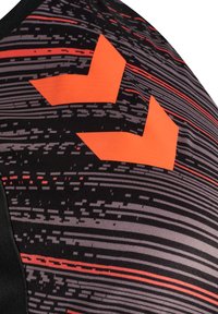 Zwarte en grijze gemêleerde sportshirt met opvallend oranje chevronlogo; de stof lijkt textuur te hebben met horizontale strepen en kleuraccenten.
