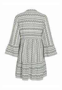 Robe à manches courtes et longueur genou, avec un motif géométrique noir et blanc, une taille cintrée et un ourlet à volants superposés. Texture semblable à du coton.