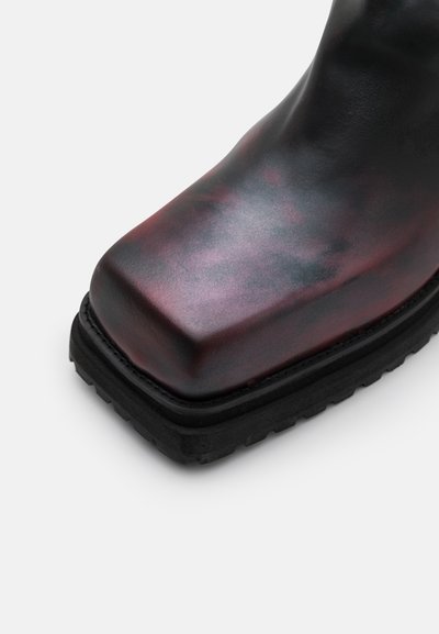 ECKHAUS LATTA STACKED BOOT UNISEX - Boots - dark green/red elektra