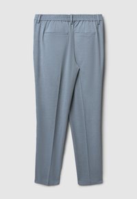 Pantaloni blu realizzati in tessuto leggero. Presentano una vita elastica, due tasche posteriori e un design a gamba affusolata. Texture liscia in generale.