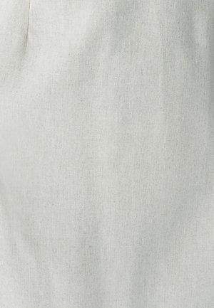 Vaaleanharmaa kangas, jossa on hieno kudoskuvio. Pehmeä, hieman läpikuultava, hienovaraisilla sävyeroilla ja vähäisin näkyvin yksityiskohdin.