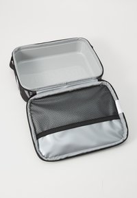 Sort lynlåscase med grå indvendig. Har en mesh-lomme og en glat overflade. Åben design fremviser rigeligt opbevaringsplads.