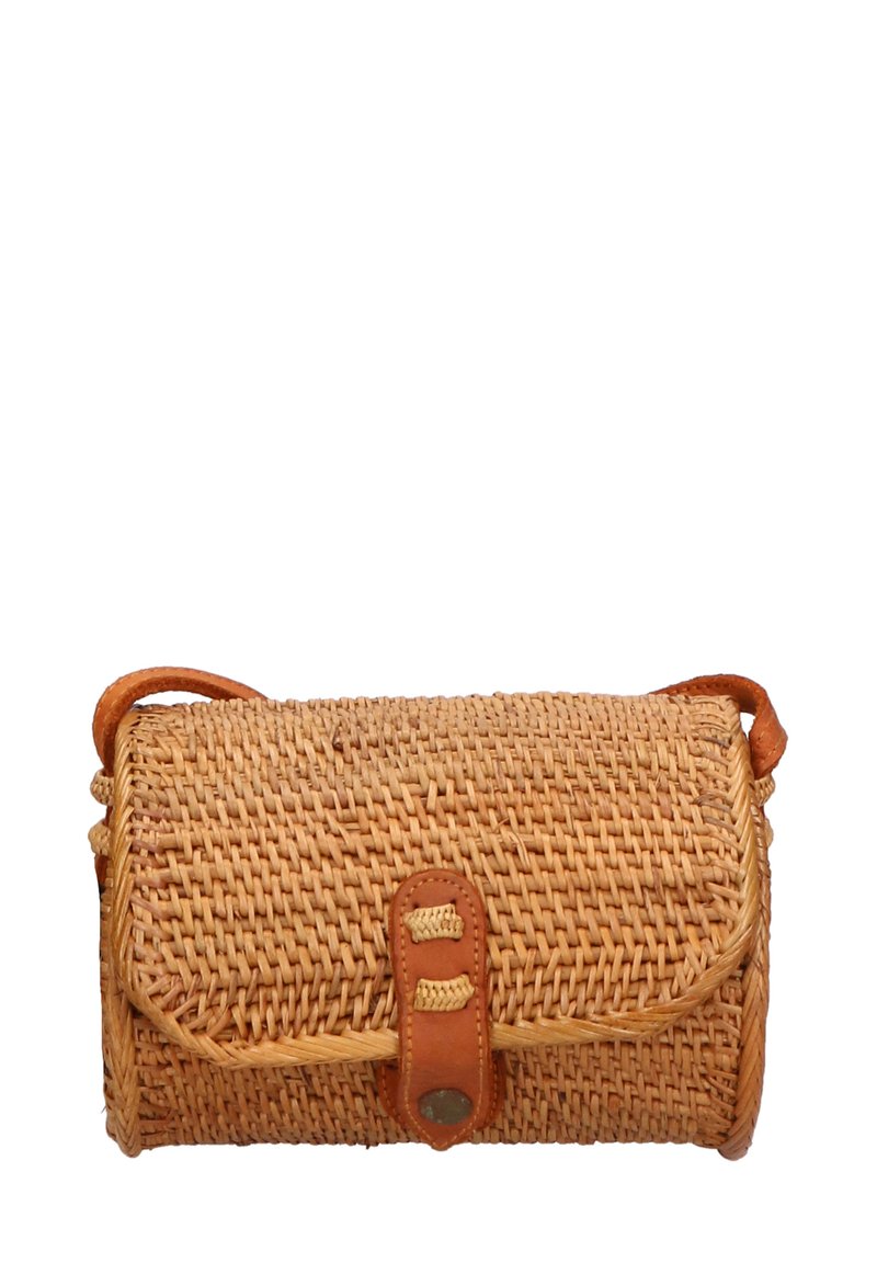 Borsa a tracolla in paglia intrecciata di colore beige, forma cilindrica con tracolla in pelle e chiusura, caratterizzata da un motivo testurizzato e bordi arrotondati.