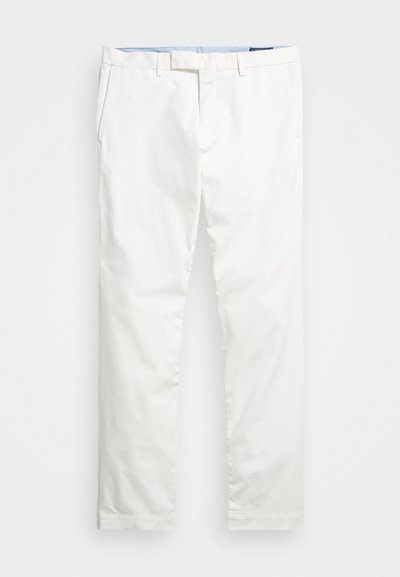 Baltas kokvilnas šortos ar taisnām kājām, ar jostas cilpām, sānu kabatām un gludu tekstūru. Iekšpusei ir gaiši zilas odere.