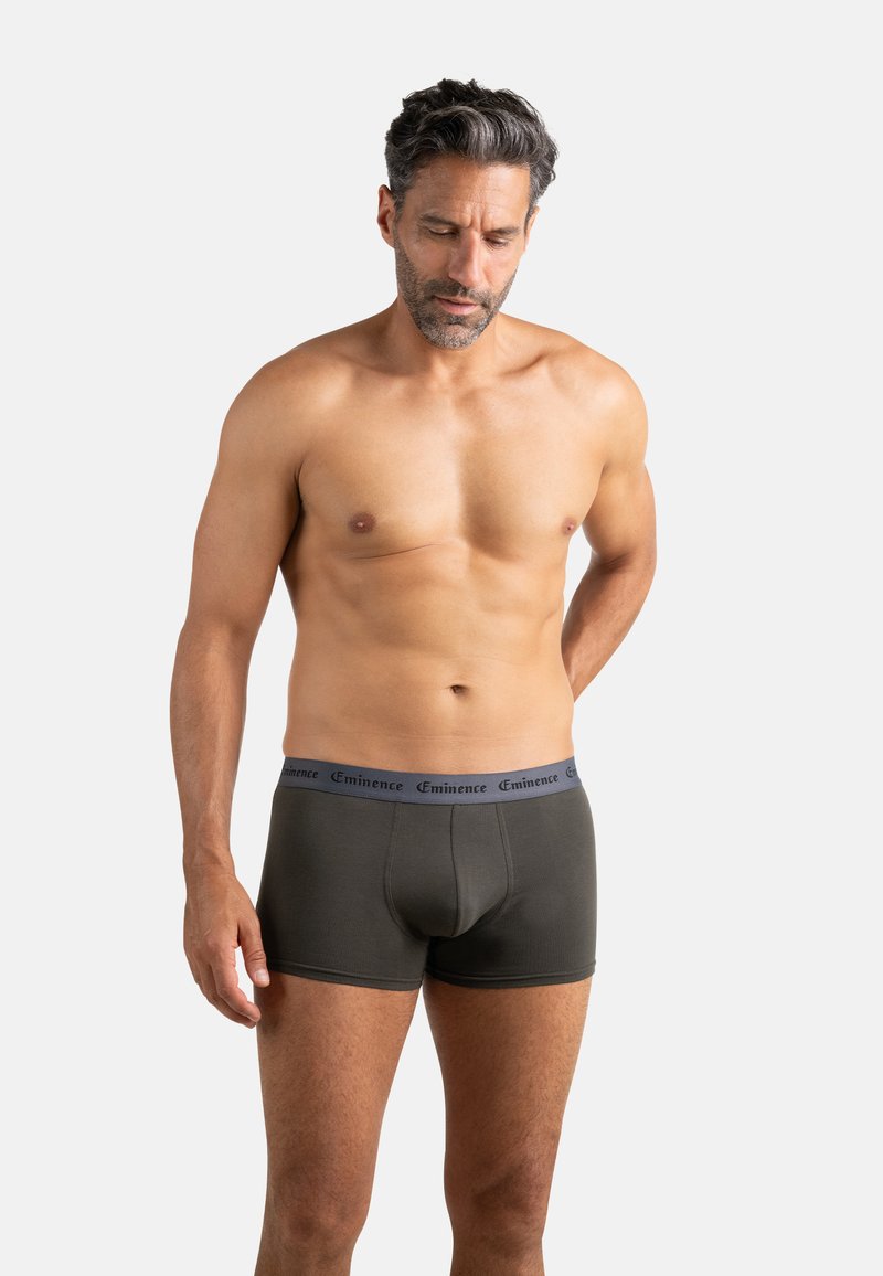 Boxers pour hommes en coton vert olive, dotés d'une ceinture élastique grise avec le logo "Eminence", coupés près du corps pour un style ajusté.