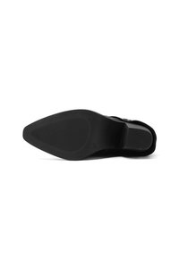 Suola nera di scarpa con una forma appuntita e grip testurizzato. Il materiale appare liscio con una finitura opaca e pochi accenti o segni.